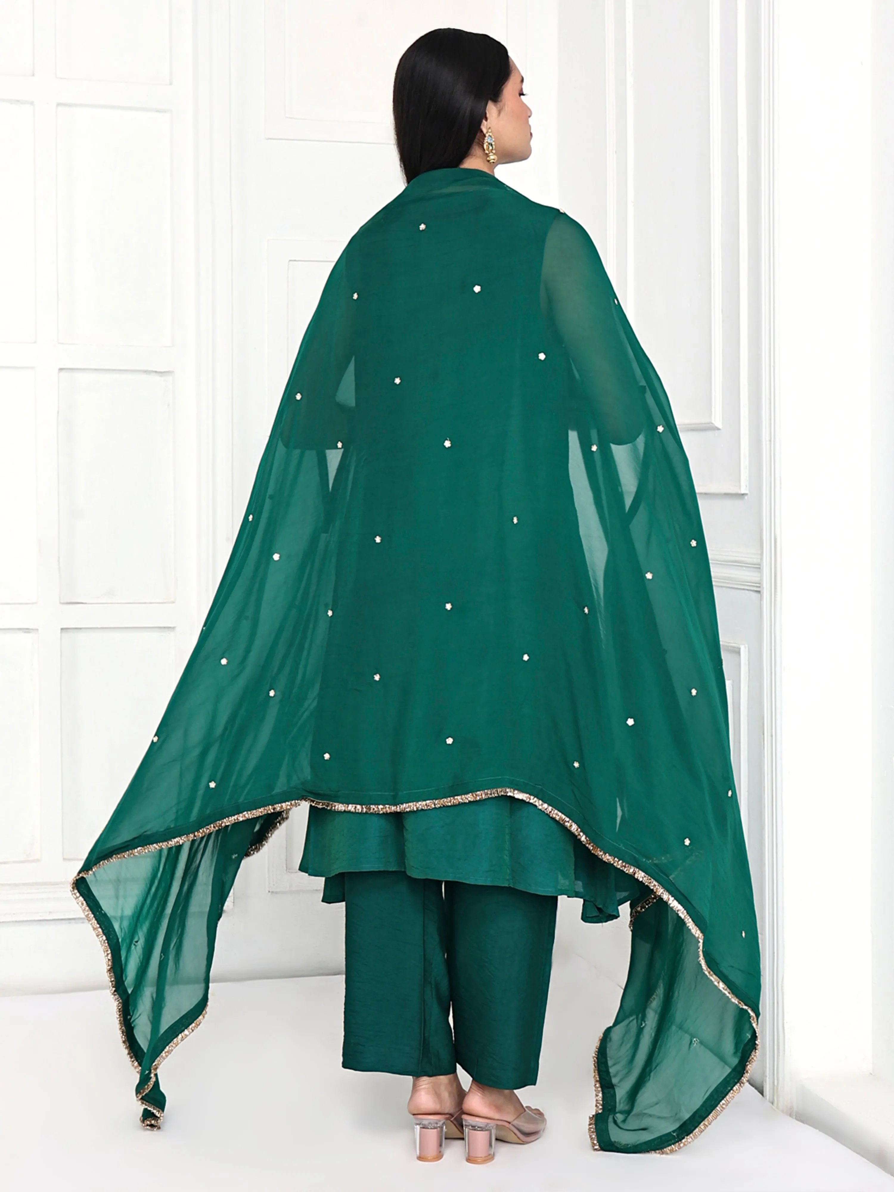 A line tunic paired with pants and embellished cape.
