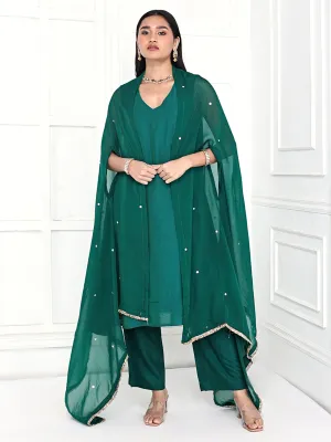 A line tunic paired with pants and embellished cape.